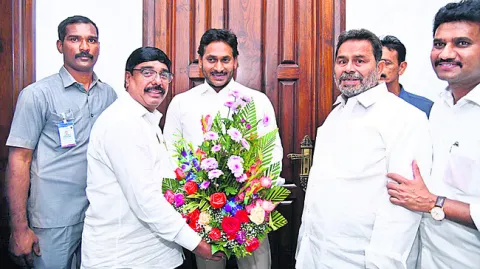 ప్రవాసాంధ్రుల సమస్యలను పట్టించుకోని ప్రభుత్వం