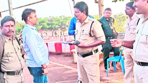 శ్రీశైలం టోల్‌గేట్‌ వద్ద రివాల్వర్‌ కలకలం 