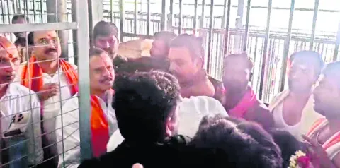 దేవస్థాన చైర్మన్‌, ఈఓతో  భక్తుల వాగ్వాదం
