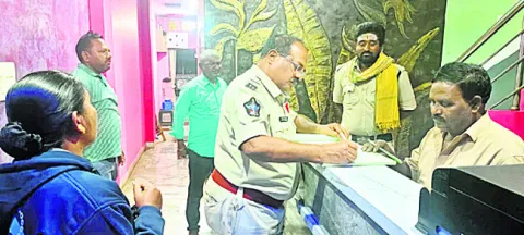 20 లాడ్జిల్లో పోలీసుల ఆకస్మిక తనిఖీలు