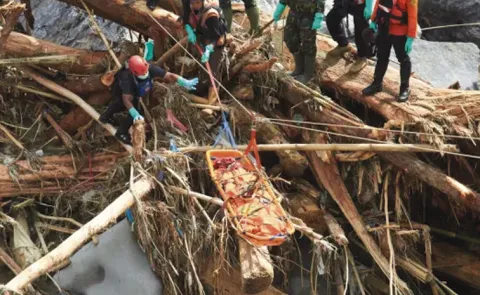 More than 1300 dead from floods in Indonesia and Sri Lanka and Thailand