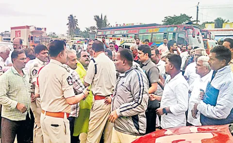 Mango farmers protest on Chennai Bengaluru national highway