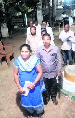 చివరిరోజు నామినేషన్ల జోరు 
