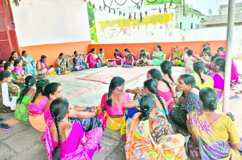 మహిళా సమాఖ్యలకు భవనాలు