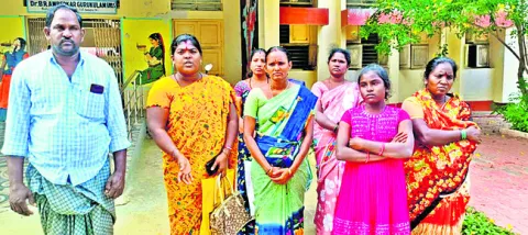 టీచర్‌ కొట్టిందని తల్లిదండ్రుల ఆందోళన