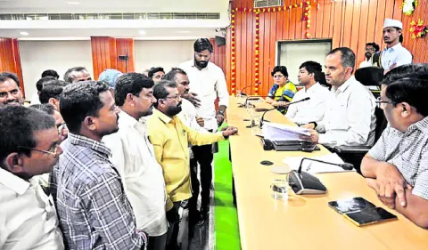 ప్రజావాణి దరఖాస్తులను పరిష్కరించాలి