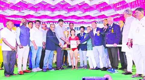 సుఖమయ జీవనానికి యోగా దోహదం 