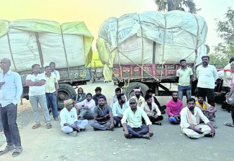 పత్తి మిల్లు వద్ద రైతుల ఆందోళన