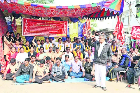 రిమ్స్‌ కాంట్రాక్టర్స్‌ లైసెన్సులు రద్దు చేయాలి 