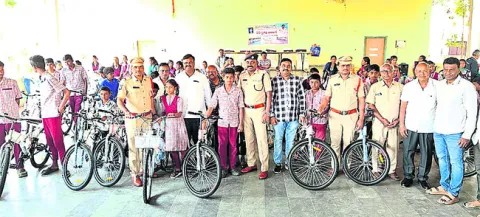 పేద విద్యార్థులకు సైకిళ్లు పంపిణీ