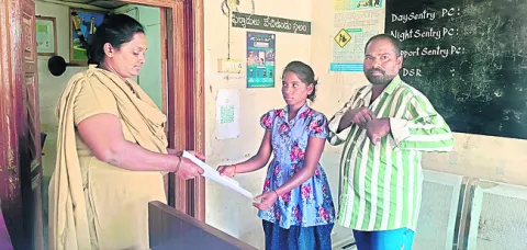 విద్యార్థిని ఖాతా ఖాళీ 