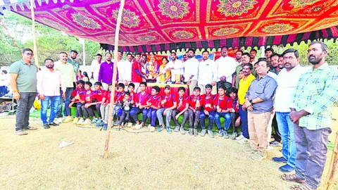 సాఫ్ట్‌బాల్‌ పోటీల్లో మెదక్‌ జట్టుకు సిల్వర్‌ మెడల్‌ 
