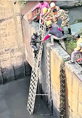 ట్రక్‌ క్లీనర్‌ను రక్షించిన సీఐఎస్‌ఎఫ్‌ ఫైర్‌ సిబ్బంది 