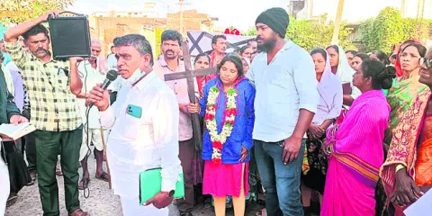 తండ్రి అంత్యక్రియలు చేసిన కూతురు 