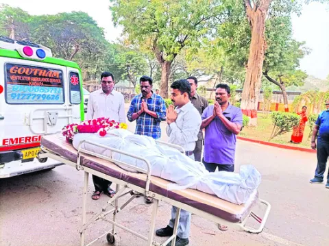 పోలీస్‌ కార్యాలయ ఏఓ గుండెపోటుతో మృతి