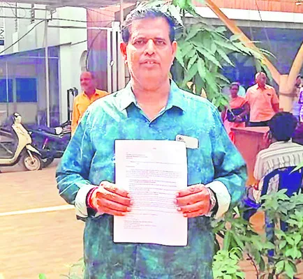 సమస్య పరిష్కరించకుంటే ఆత్మహత్య చేసుకుంటా..