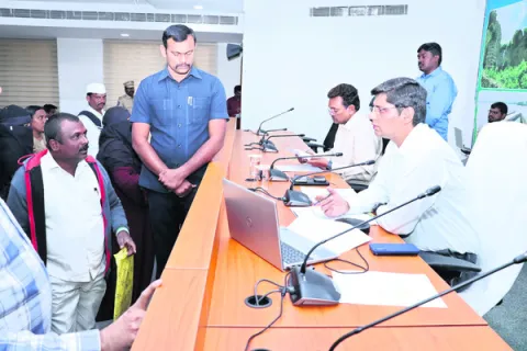 ఫిర్యాదులను సత్వరమే పరిష్కరించాలి 