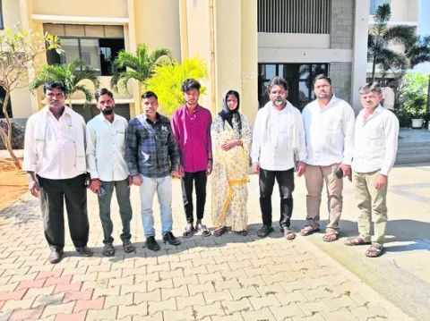 విద్యార్థి కుటుంబాన్ని ఆదుకోవాలి 