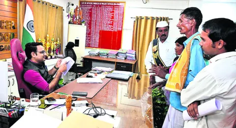 దరఖాస్తులు త్వరగా పరిష్కరించాలి