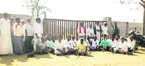 దారి కోసం రైతుల ఆందోళన