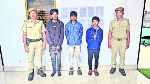 ఇద్దరు బాలికలను రక్షించిన పోలీసులు 