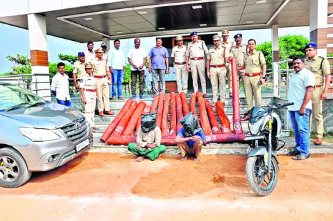 ఎర్రచందనం అక్రమ రవాణాపై పోలీసుల మెరుపుదాడి
