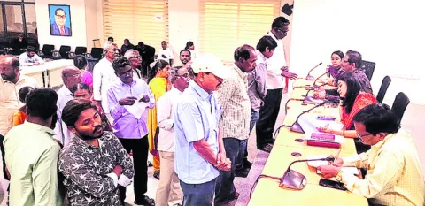 అర్జీలు సకాలంలో పరిష్కరించాలి