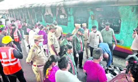 సాంకేతిక ప్రమాదమా? బీడీ కాల్చడం వల్లా? 
