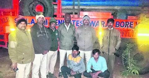 రిజర్వ్‌ ఫారెస్టులో బోరు వేస్తున్న లారీ సీజ్‌
