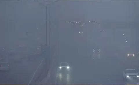 Dense fog engulfs Delhi on Tuesday morning
