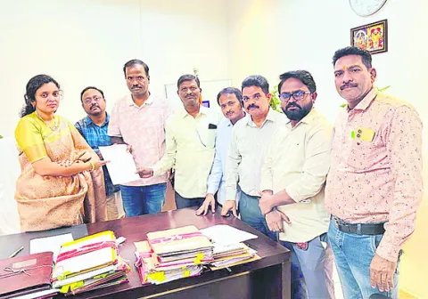 అర్హులందరికీ అక్రిడిటేషన్లు ఇవ్వాలి 