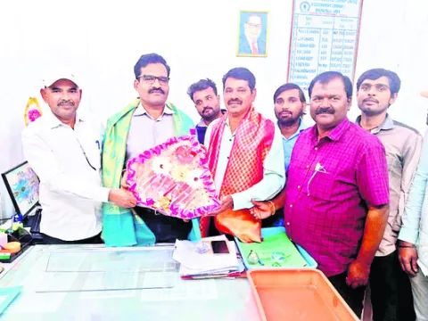 పర్సనల్‌ మేనేజర్‌కు సన్మానం