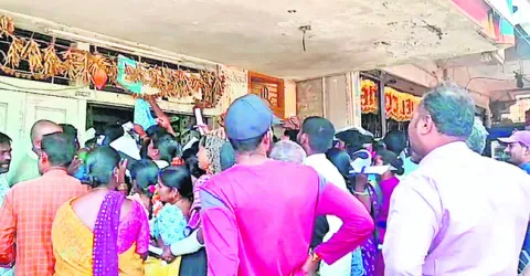 యూరియా కోసం రైతుల లొల్లి