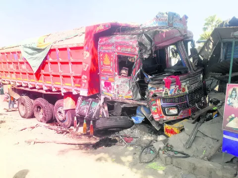 రెండు లారీలు ఢీ.. డ్రైవర్లకు గాయాలు 