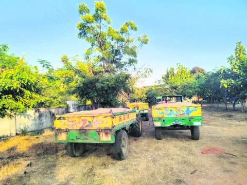 ఇసుక ట్రాక్టర్ల పట్టివేత  
