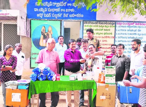 పెరటి కోళ్లకు వ్యాధి  నిరోధక టీకాలు వేయించాలి
