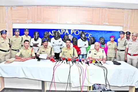 కాపుకాచి.. ప్రయాణికులను ఏమార్చి.. 