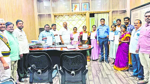 హాస్టల్‌ విద్యార్థులకు..  సహాయం చేయండి ప్లీజ్‌.. 