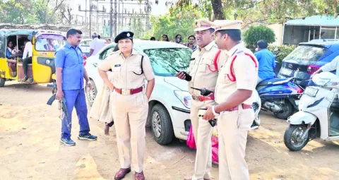 ఆలయాల వద్ద పోలీస్‌ బందోబస్తు 

