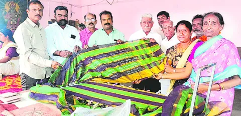 అమ్మవార్లను ఆకట్టుకునేలా..