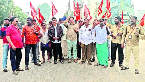 సీపీఎం నేతల నిరసన 
