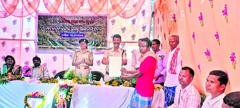 అధికారుల సెలవులు రద్దు 