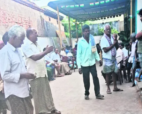 యూరియా కోసం తప్పని పాట్లు