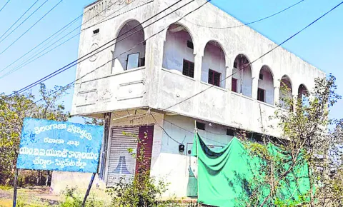 ప్రభుత్వ కార్యాలయాల వేట