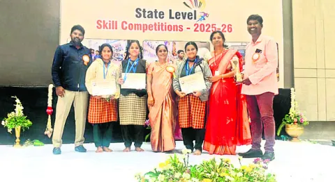 రోడ్డు ప్రమాదంలో మహిళ మృతి 
