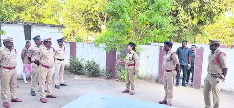 పోలీస్‌ స్టేషన్లు తనిఖీ