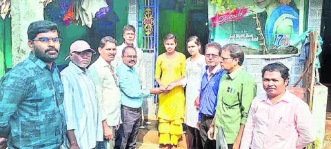 కిడ్నీ బాధిత విద్యార్థినికి సాయం 