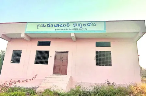 షెడ్లలోనే పంచాయతీలు