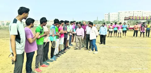 బాల్‌ బ్యాడ్మింటన్‌ పోటీలకు నన్నయ్య జట్టు ఎంపిక 