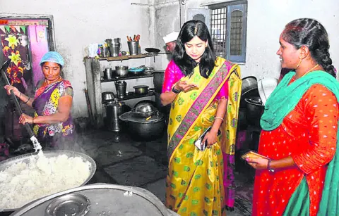 మెనూ ప్రకారం భోజనం పెడుతున్నారా..?